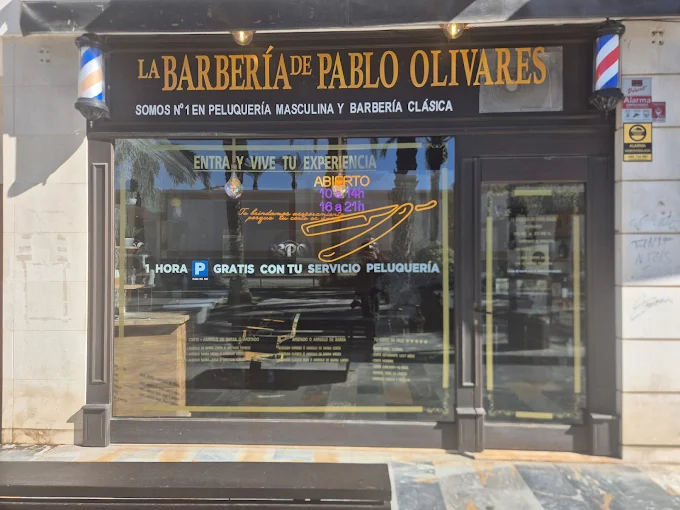 Entrada de La Barbería de Pablo Olivares con su rótulo dorado
